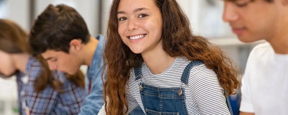 Jeunes élèves qui étudient