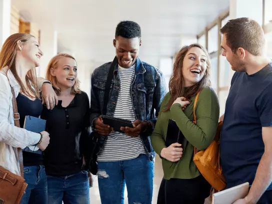 Groupe de jeunes personnes en train de rire