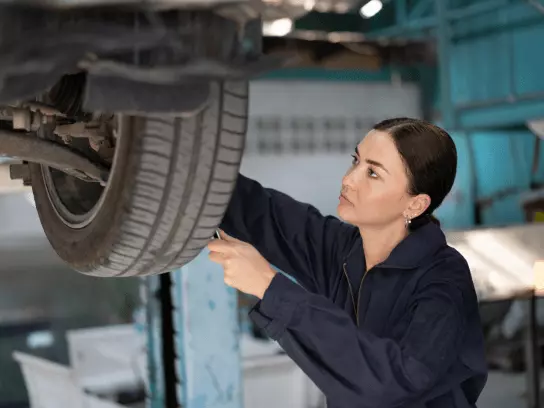 Femme en train de réparer une voiture