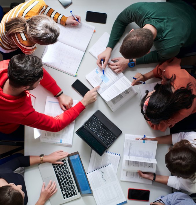 élèves qui révisent dans un campus connecté