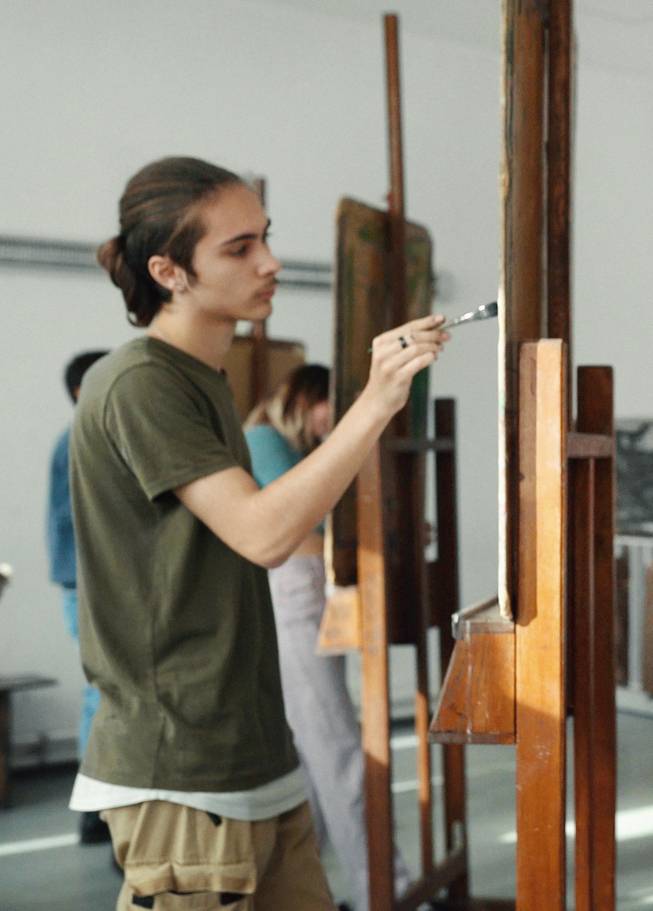 photo d'un étudiant en arts qui peint