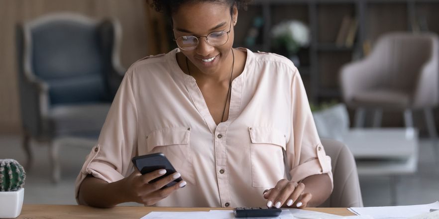 jeune étudiante fait des calculs