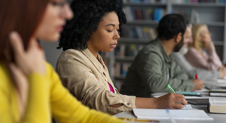 photo d'étudiante qui révise