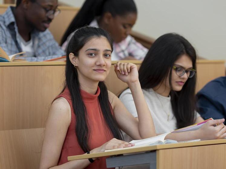 photo d'étudiants en amphithéâtre 