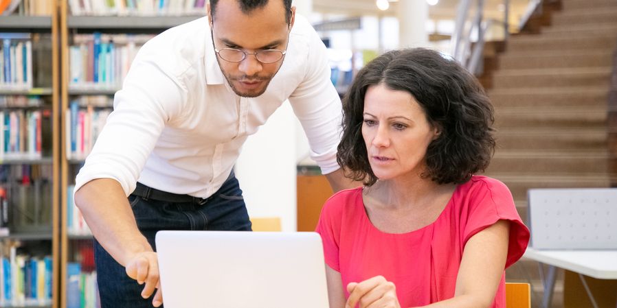 professeur qui enseigne à une femme