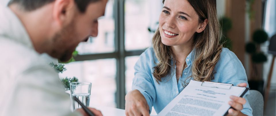 femme qui montre un document à un homme