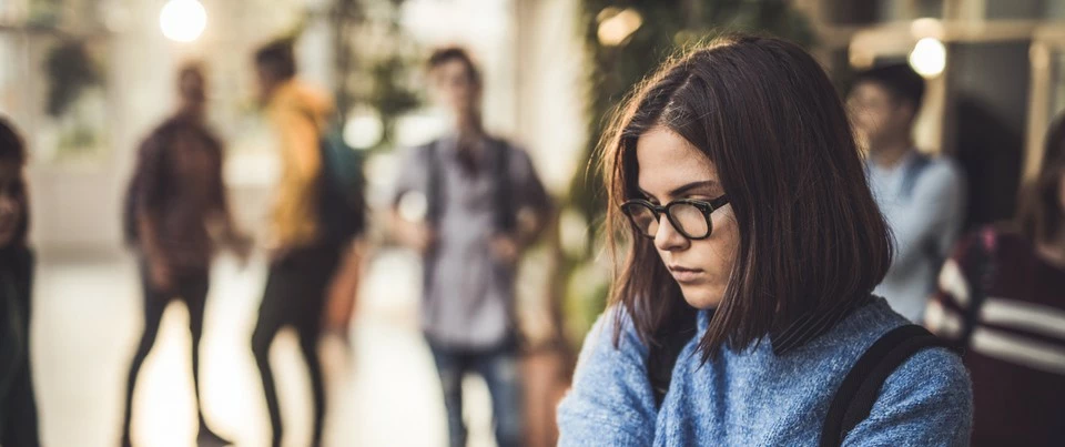 jeune fille triste dans le couloir d'un lycée