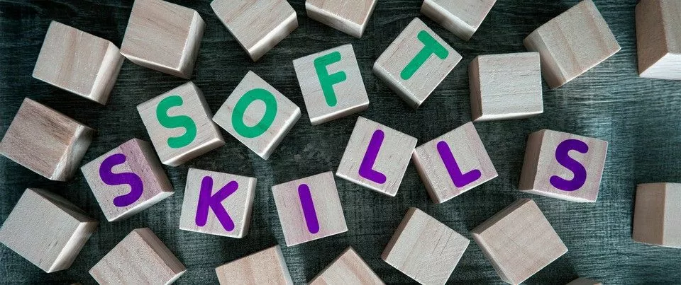 on aperçoit le mot "skills" sur des cubes éparpillés